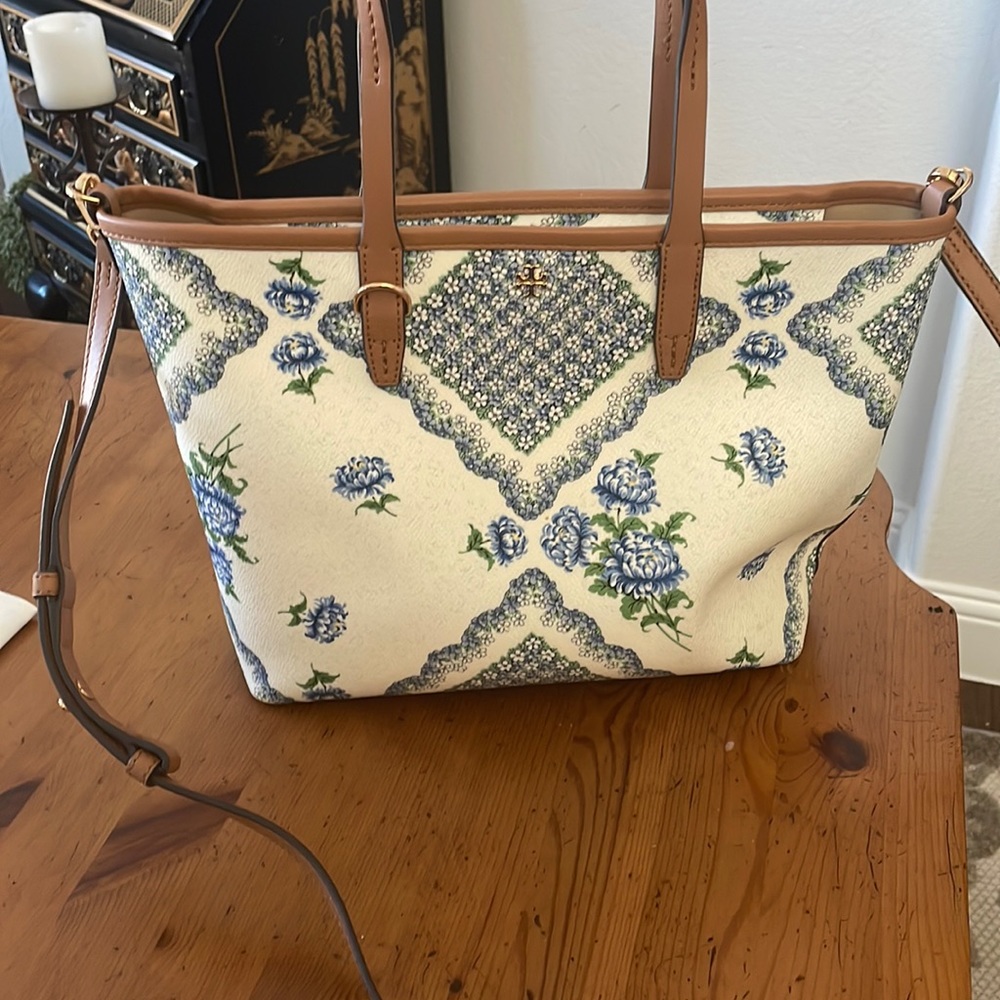 Darling floral Tory Burch medium tote!